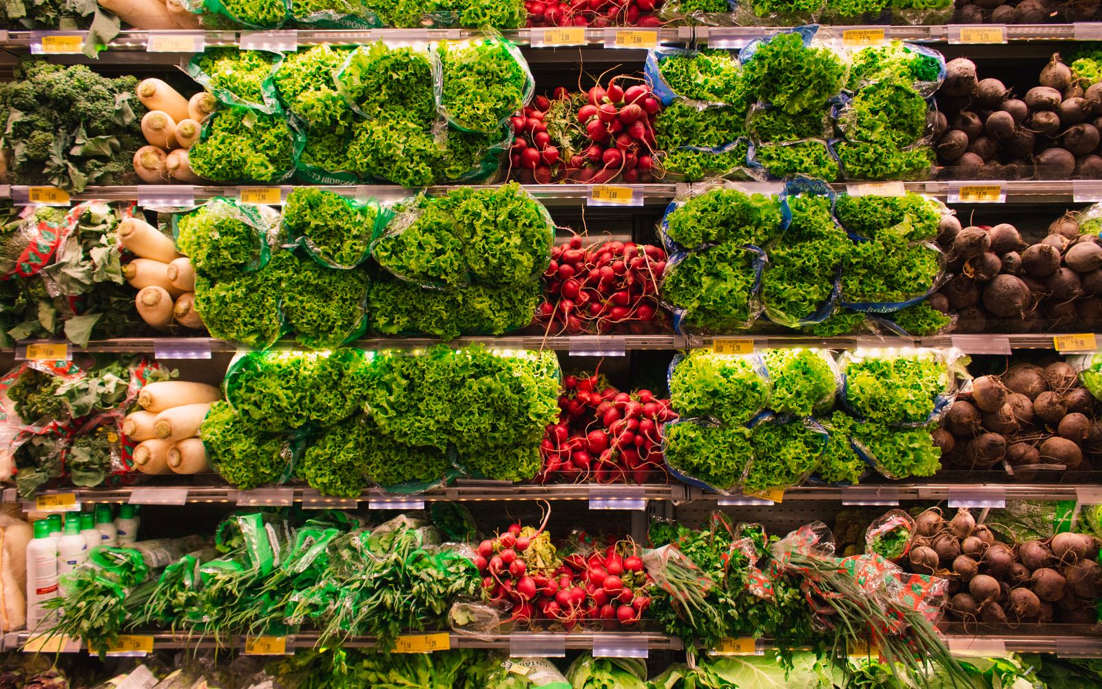 Reparto ortofrutta di un supermercato con etichette e prezzi